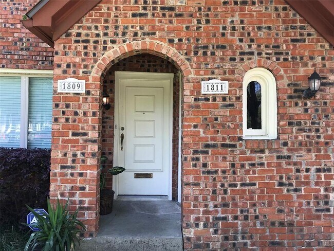 Building Photo - 1811 Sul Ross St