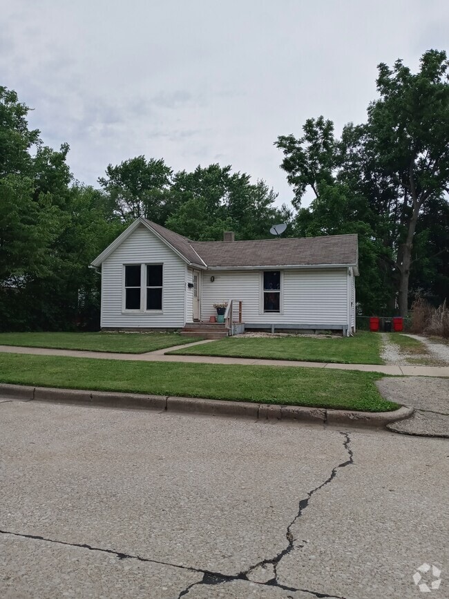 Safe, quiet neighborhood near UIUC - 204 W Ells Ave
