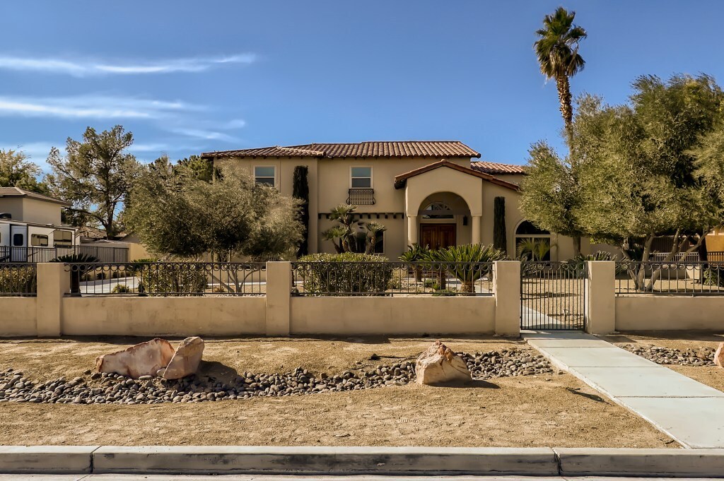 Primary Photo - 3175 S Tenaya Way