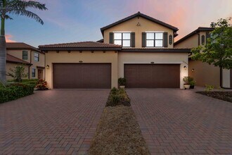 Building Photo - 10805 Tarflower Dr