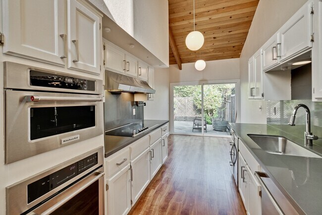 Foto del edificio - 3 bedroom 2 bath Townhome - Greenmeadow Neighborhood Palo Alto!  $6800