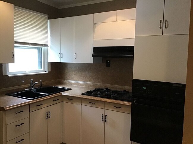 Building Photo - 7025 Greenhaven Dr