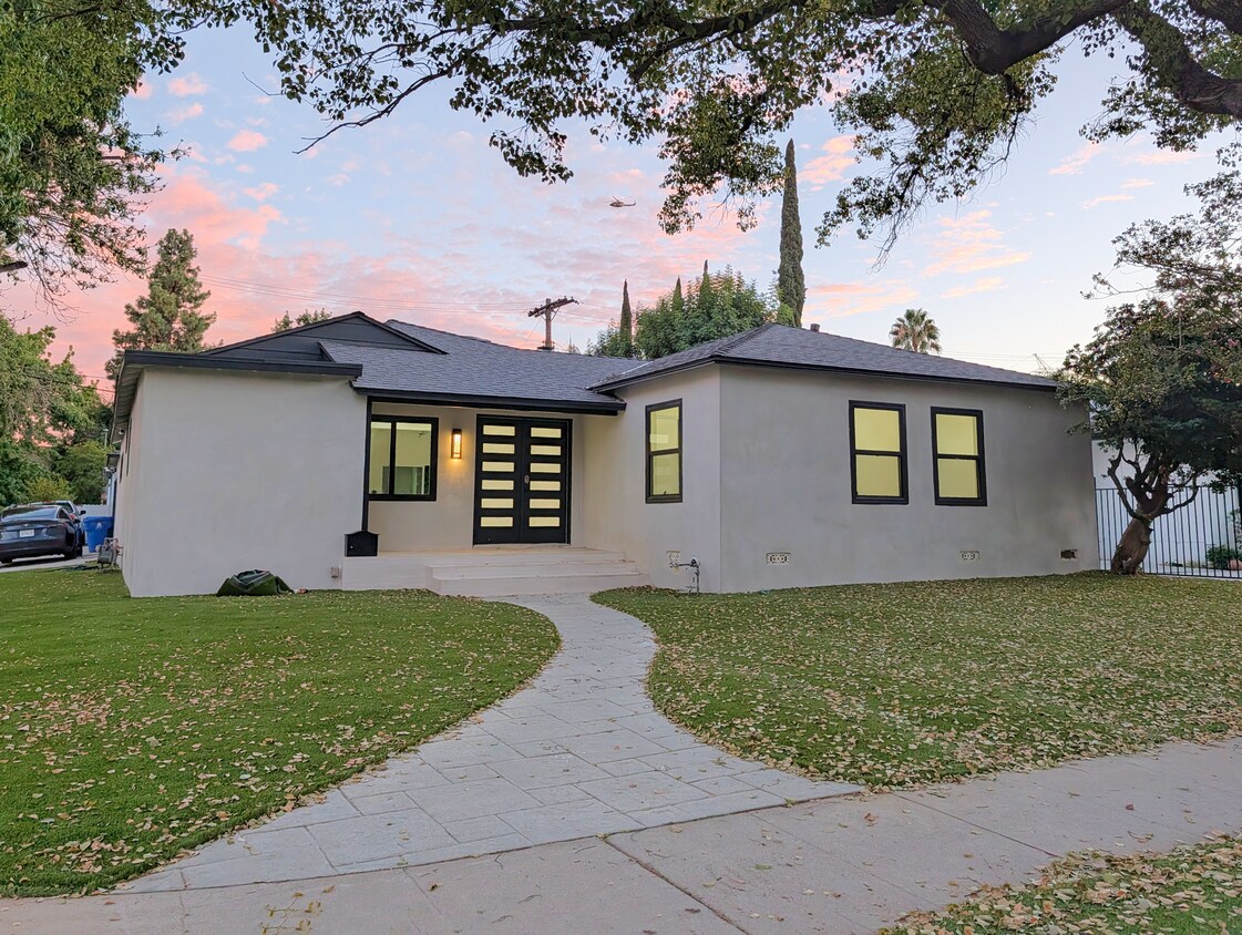 Foto principal - 18700 Collins St