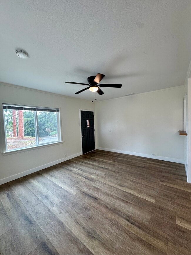 Building Photo - 1402 Prospect Dr