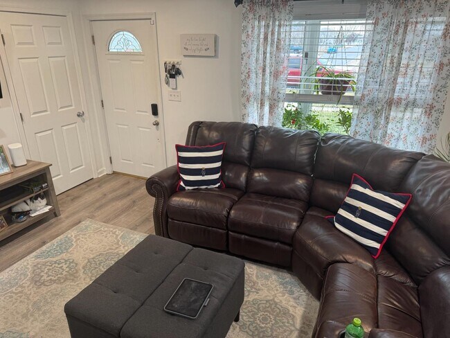 Foto del edificio - 8209 Dundalk Ave