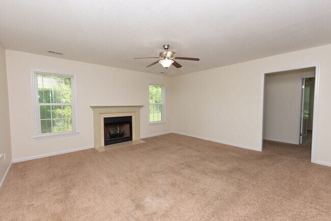 Foto del edificio - 3 Bedrooms and a bonus room in Richlands (Will include lawn service with increased rents)
