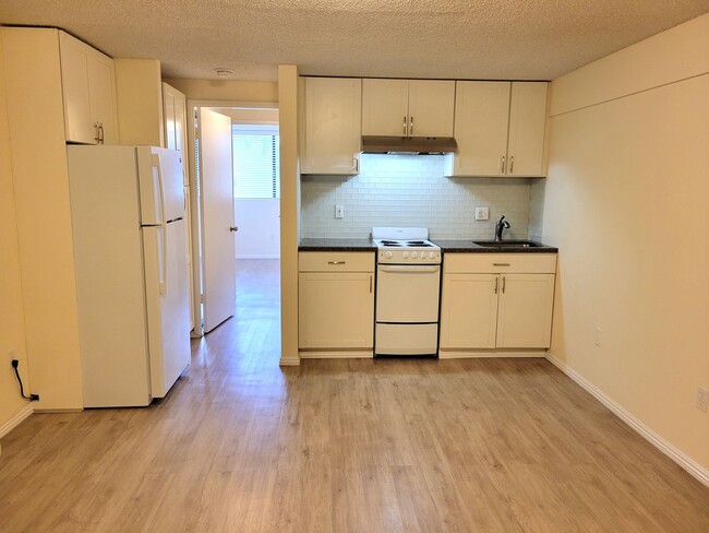 Building Photo - Kulanui Hale - 1 bedroom, 1 bath Unit w/ 1...