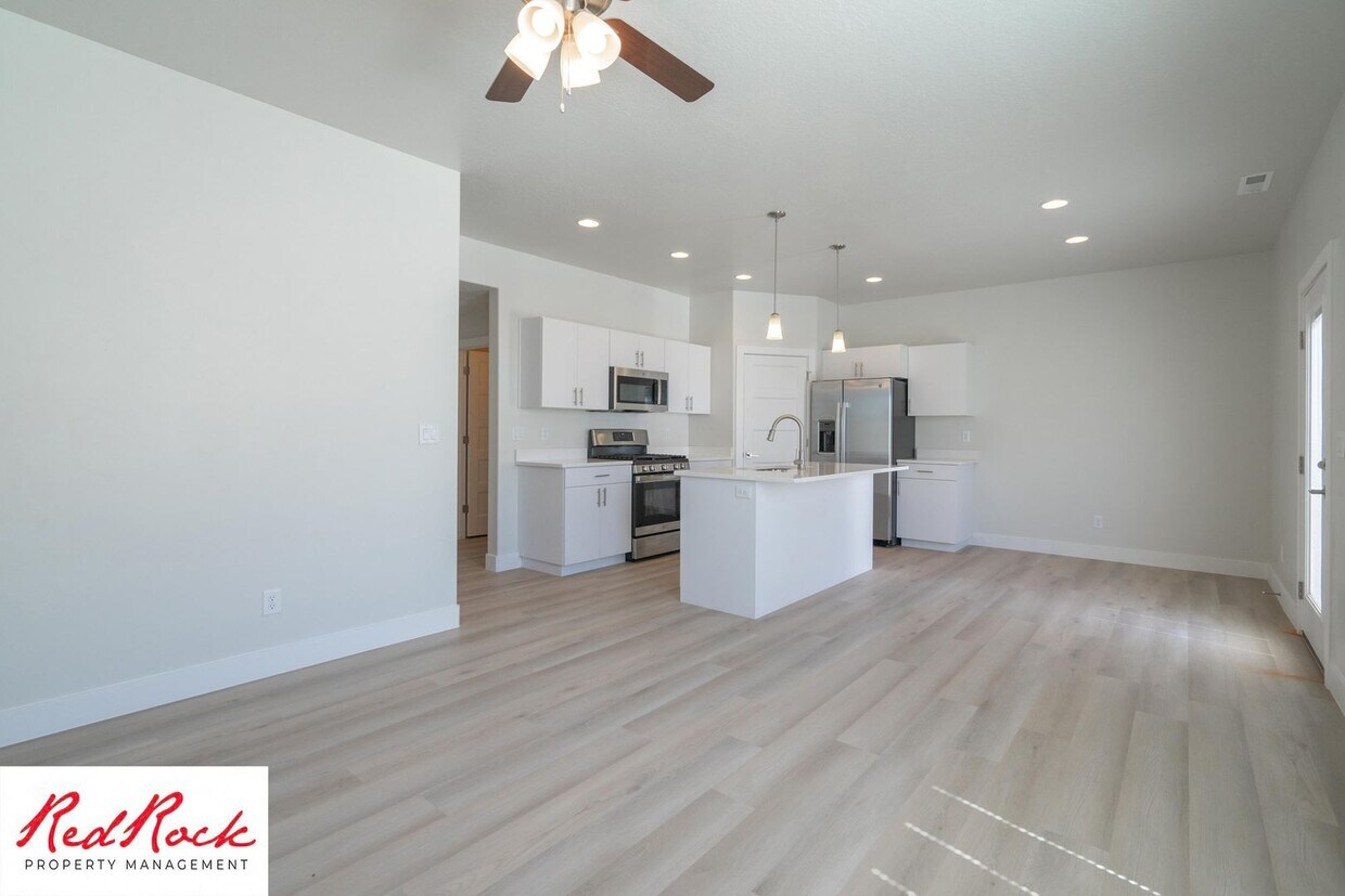 Foto principal - Newer 3 Bedroom Townhome. END UNIT!