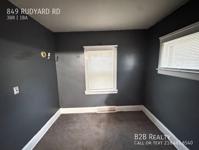 Foto del edificio - 849 Rudyard Rd