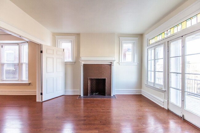 Building Photo - Rehabbed 2-bedroom apartment in the heart ...