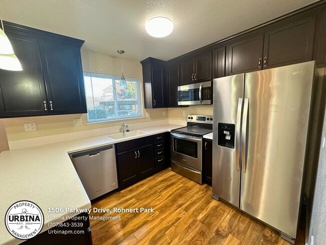 Building Photo - Modern End Unit PUD with Upgraded Features...