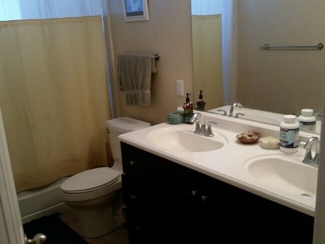 Baño completo con doble lavabo - 1825 NW Kenny St