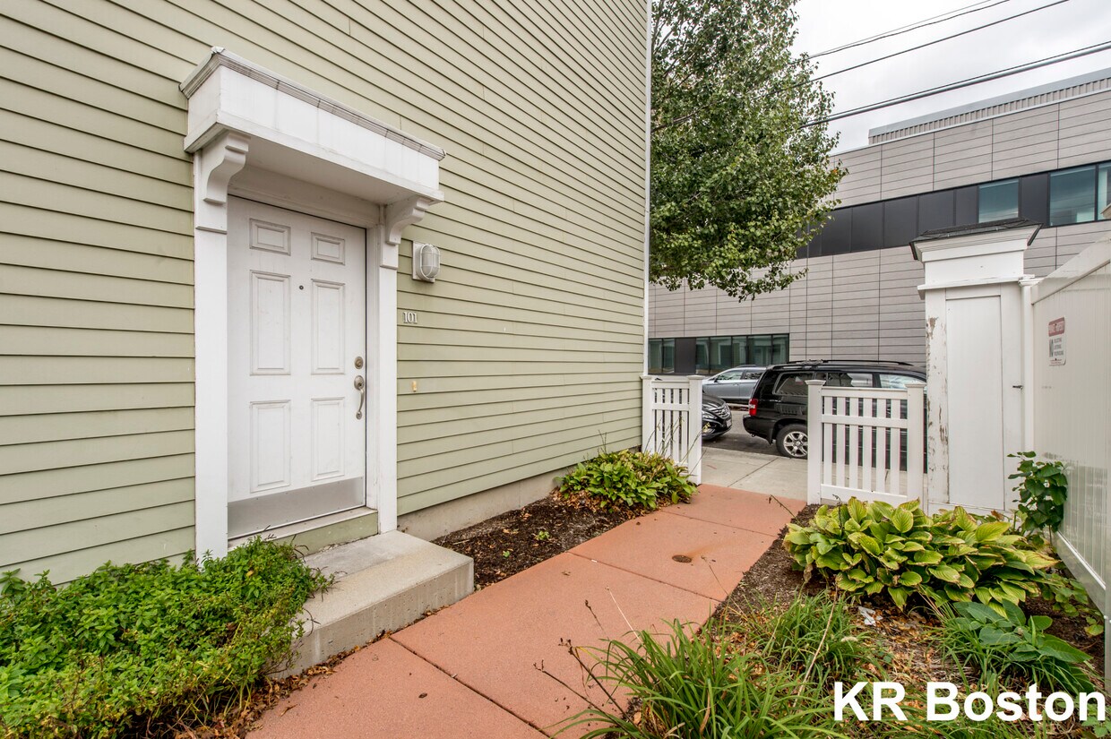 Building Photo - 133 2nd St