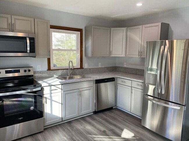 Building Photo - Adorable updated 4/2 with huge front and back yards