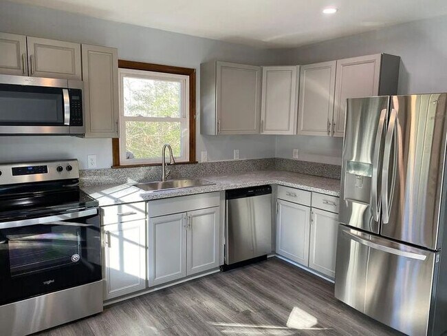 Foto del edificio - Adorable updated 4/2 with huge front and back yards