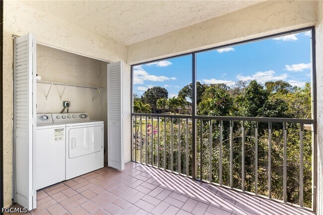 Foto del edificio - 9305 Lake Park Dr