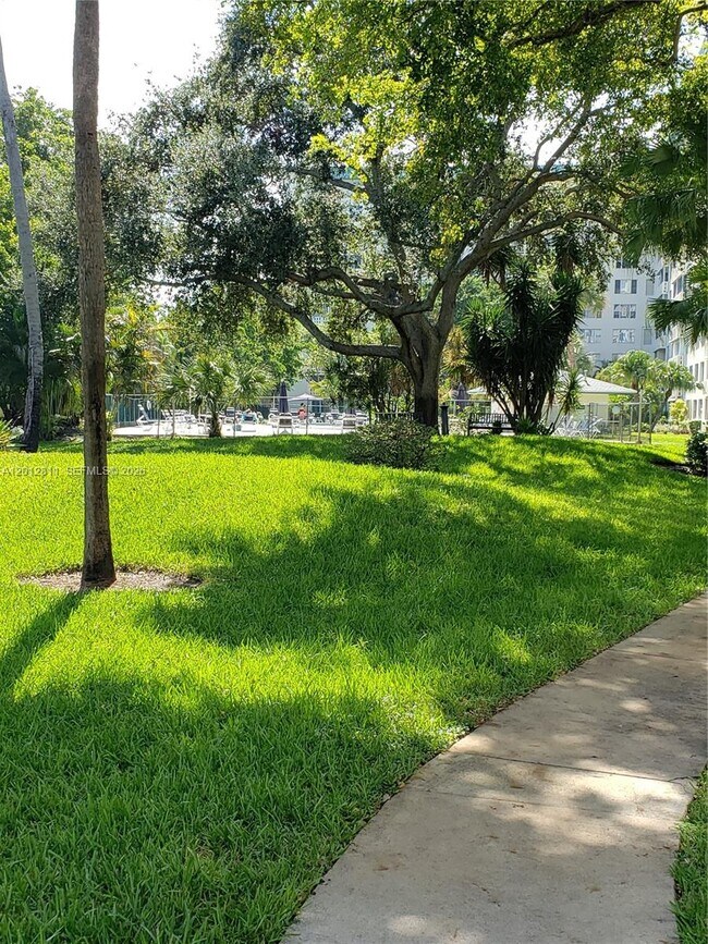 Foto del edificio - 4200 Hillcrest Dr