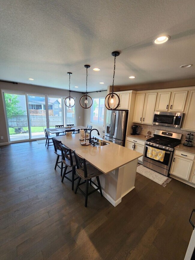 Foto del edificio - Stunning 4-Bed, 3-Bath Home with Modern Up...