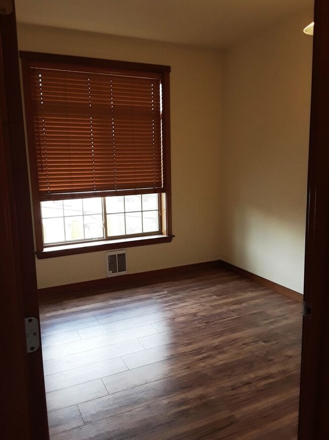 Building Photo - Beautiful Corner Condo In Central Location