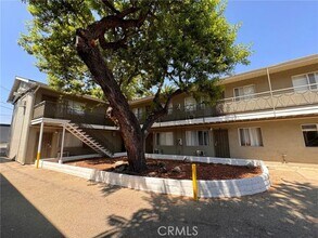 Building Photo - 5640 N Gladys Ave