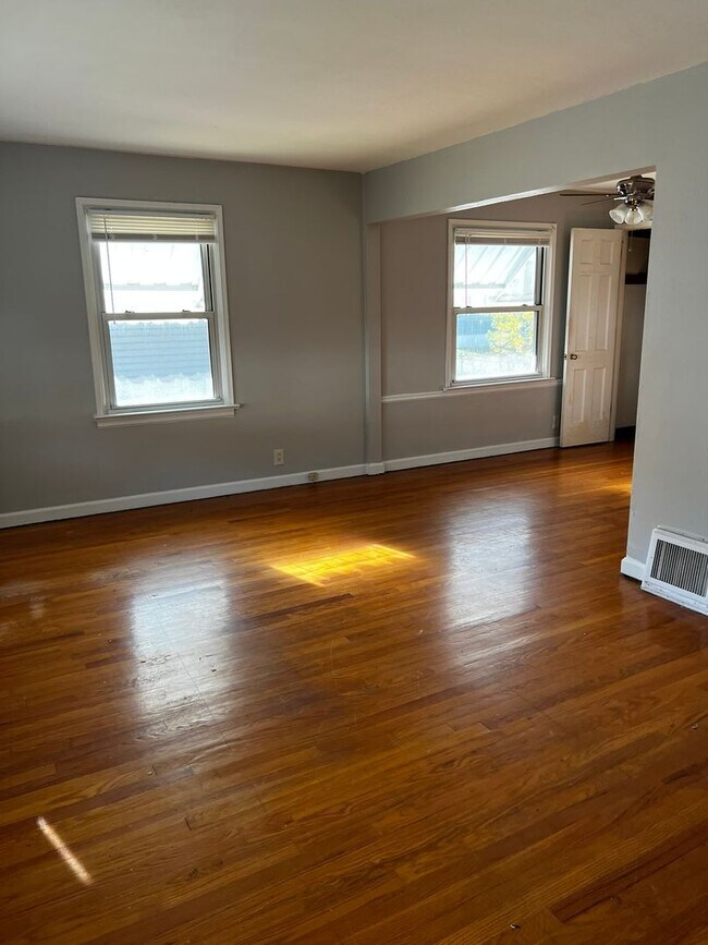 Building Photo - 2 Bed, One Bath Home with Garage and Finished Basement for Rent