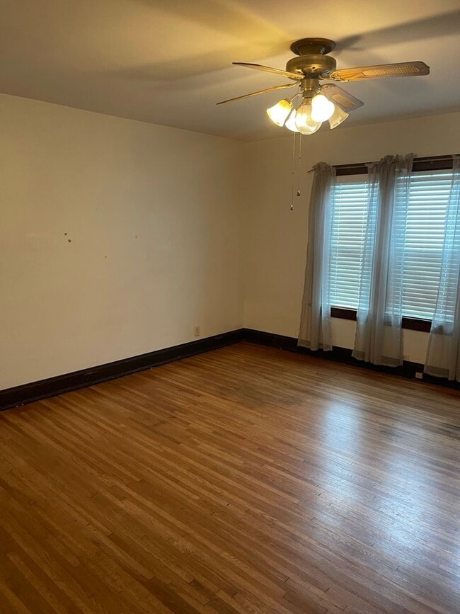 Building Photo - Single Family home, 2 bedrooms, 2 bathrooms, central air..