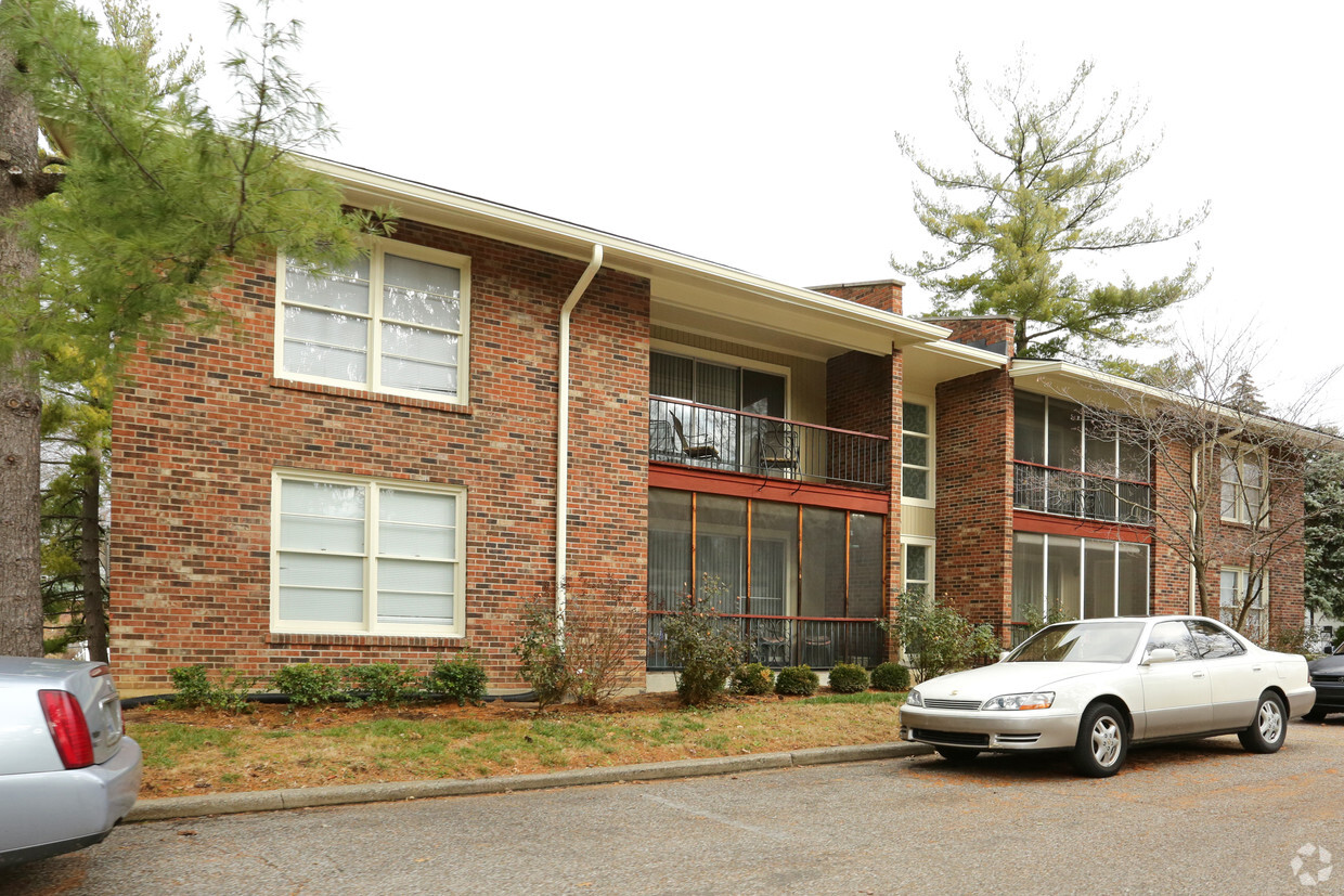 Primary Photo - Chatsworth Park Apartments