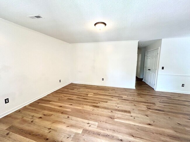 Building Photo - 4425 Bonnell Dr NW