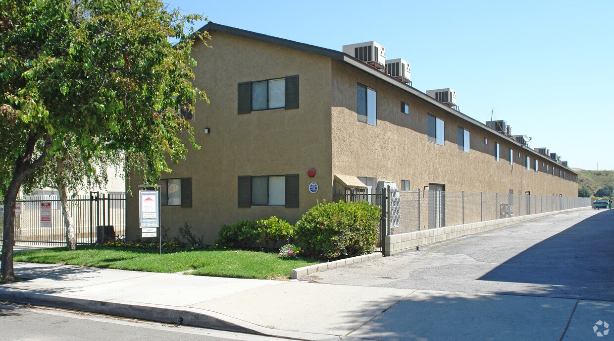 Primary Photo - 25006 Walnut St