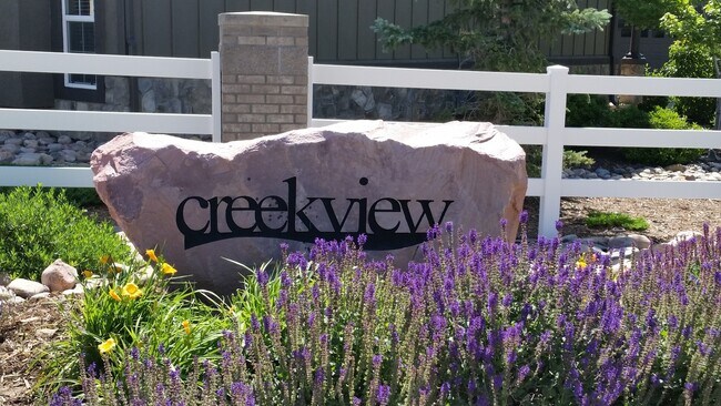 Building Photo - Beautiful end-unit townhome in gated commu...