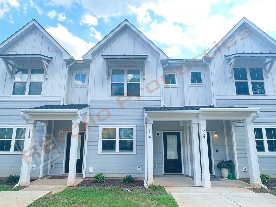 Primary Photo - Beautiful 2 Bedroom 2.5 Bath Townhome with...