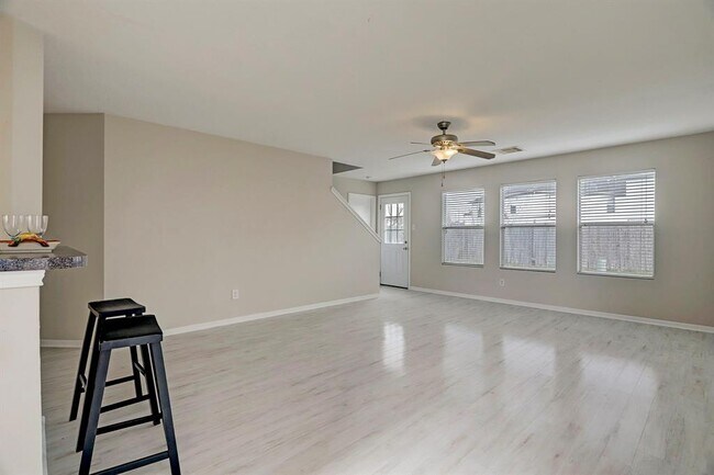 Foto del edificio - 5714 Basswood Dale Dr
