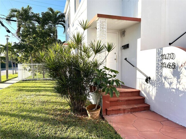 Building Photo - 2102 SW 14th Terrace