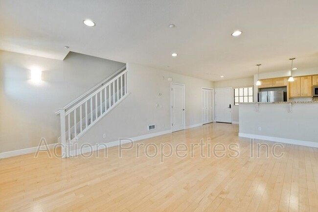 Building Photo - 1765 E Bayshore Rd
