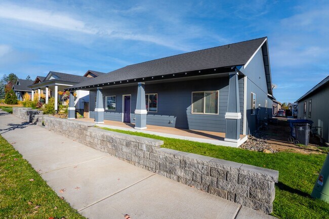 Building Photo - Single level home in SW Bend, close to the...