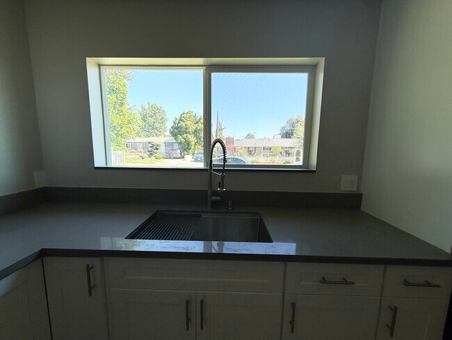 Foto del edificio - 8431 Oso Ave