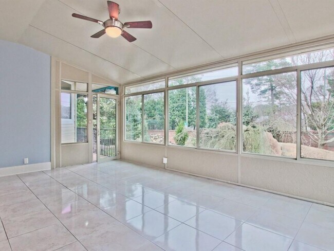 Foto del edificio - 3296 Millwood Trail SE