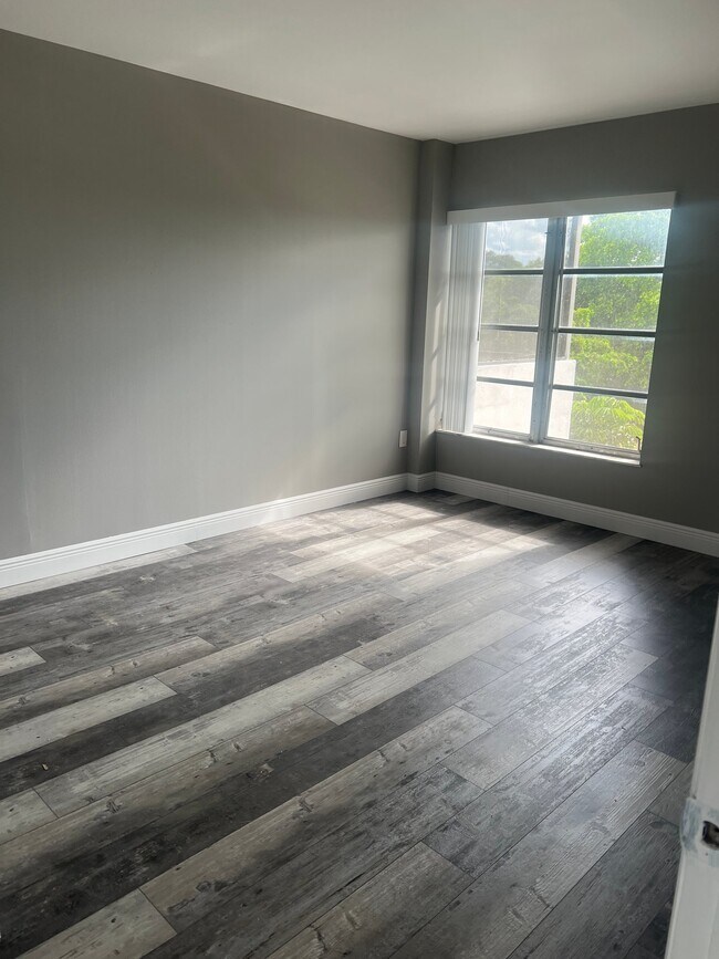 Building Photo - 4158 Inverrary Dr