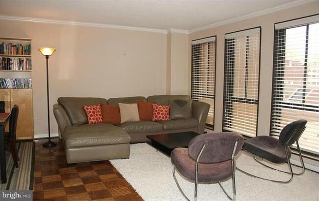 Living / Seating area - 1280 21st St NW