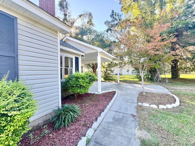 Building Photo - 1st month FREE!!! Midway Home Offering lots of space!!