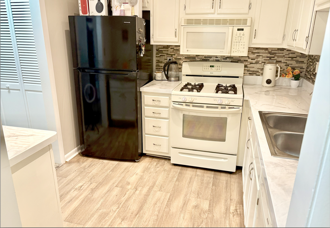 Foto del edificio - 421 Woodview Ln