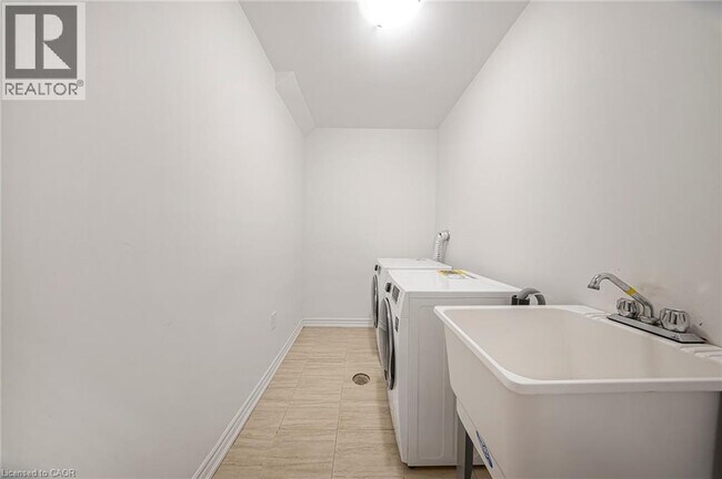 Building Photo - 15 Dewberry Dr