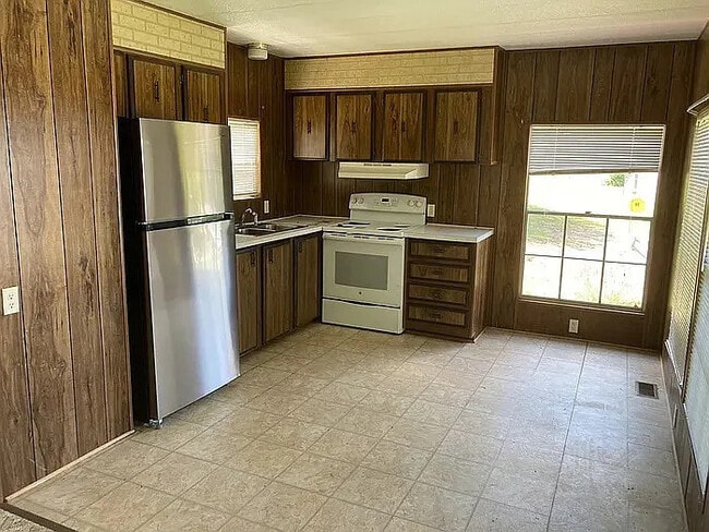 Building Photo - 2 Bedroom 1 Bathroom