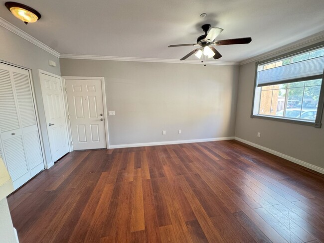 Foto del edificio - One bedroom one bathroom Carmel Point condo