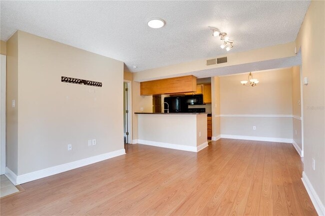 Building Photo - 806 Lake Haven Square