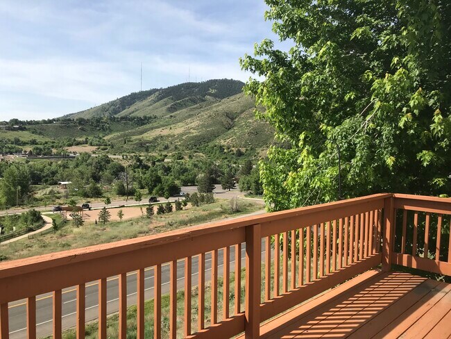 Terraza en la planta principal con vistas panorámicas de Lookout Mountain, Green Mountain y South Table Mountain. - 535 Canyon View Drive