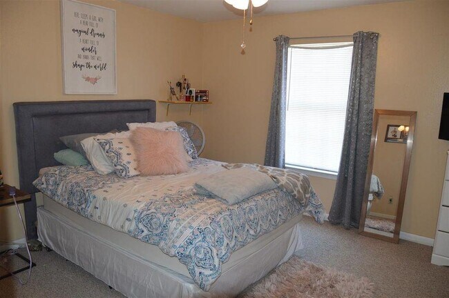 Foto del edificio - 2173 Timberwood Cir S