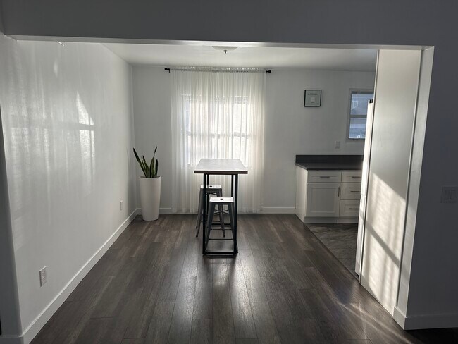 Comedor - 10215 S Gramercy Pl