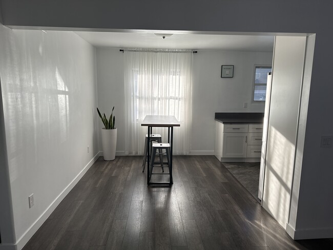 Dining area - 10215 S Gramercy Pl