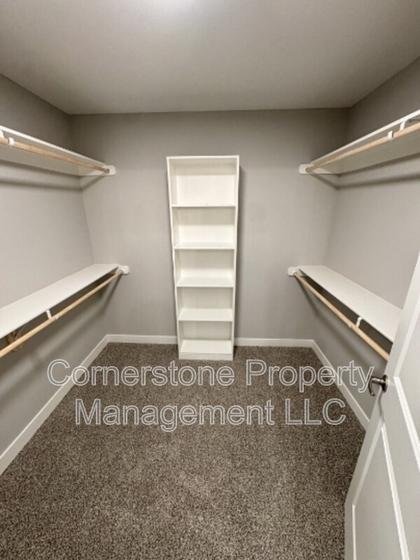 Foto del edificio - 8377 Valley Spring Dr